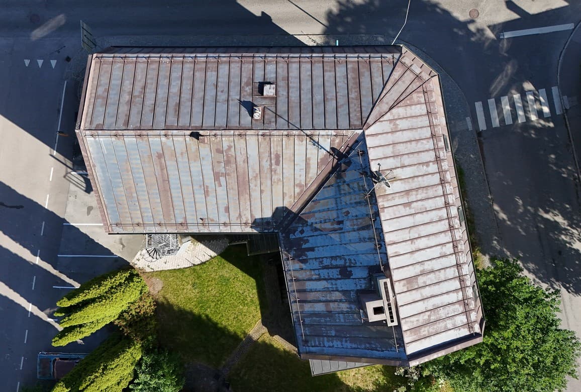 Översiktsbild av det falsade plåttaket i fastighetsuppdraget