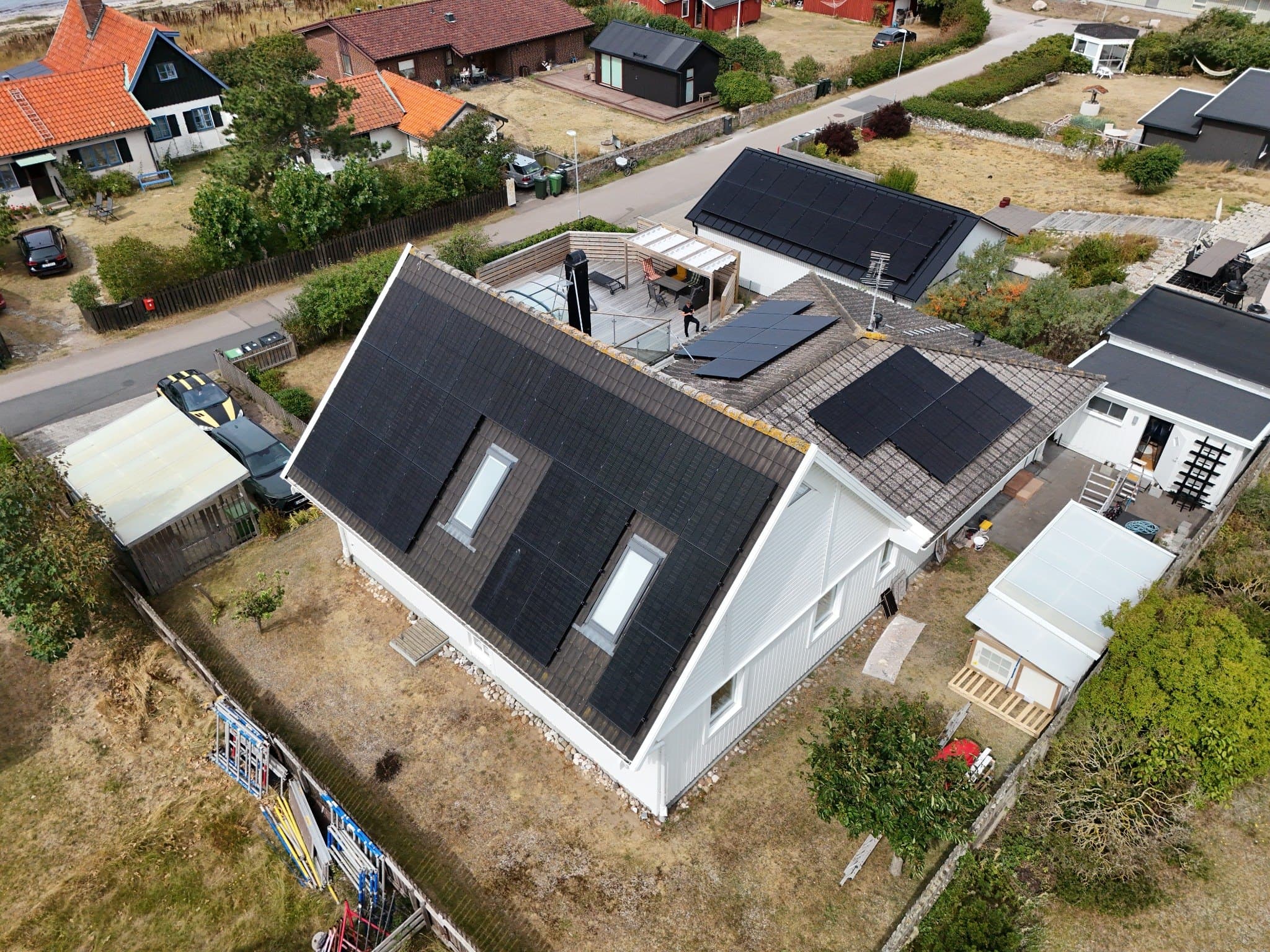 Översiktsbild av den kontrollerade solcellsanläggningen på flera takorienteringar