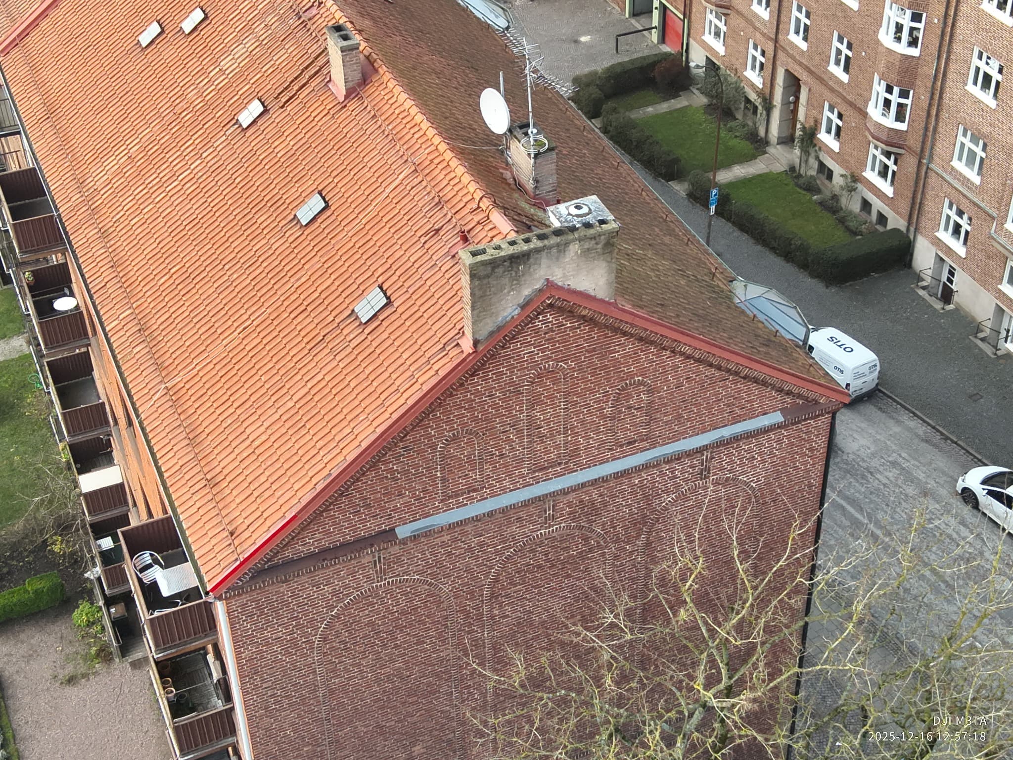Tegeltak med skorstenar och takfönster